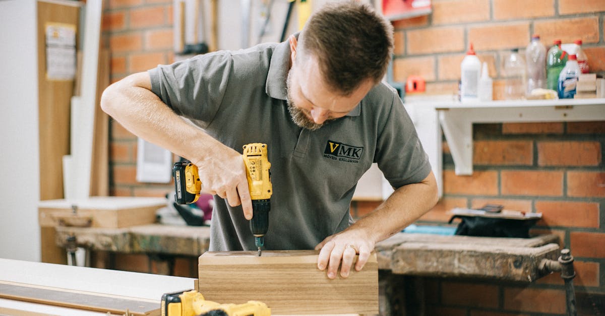 How to Identify Relevant Workshops and Seminars for Carpenters